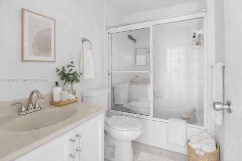 Condo in Miami, Florida, 2 bedrooms  № 2033668 - photo 13