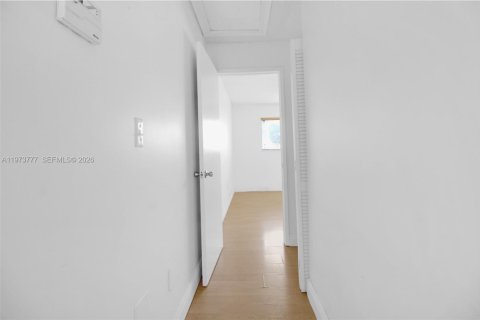 Condo in Miami, Florida, 2 bedrooms  № 2033668 - photo 14