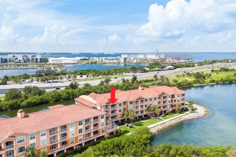 Condo in Tampa, Florida, 1 bedroom  № 1870095 - photo 1