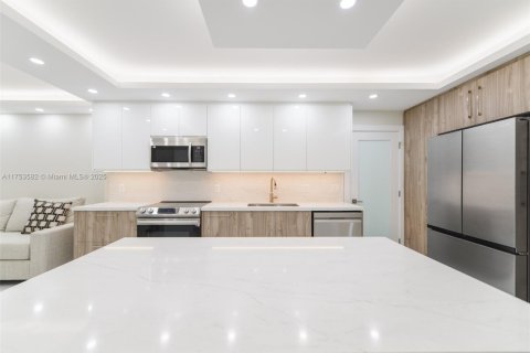 Condo in Hallandale Beach, Florida, 2 bedrooms № 1960436 - photo 12