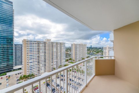 Condo in Hallandale Beach, Florida, 2 bedrooms № 1960436 - photo 28