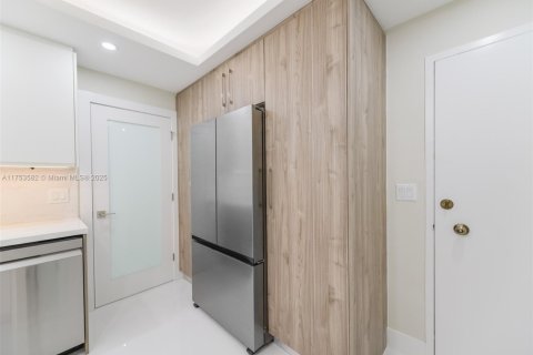 Condo in Hallandale Beach, Florida, 2 bedrooms № 1960436 - photo 13