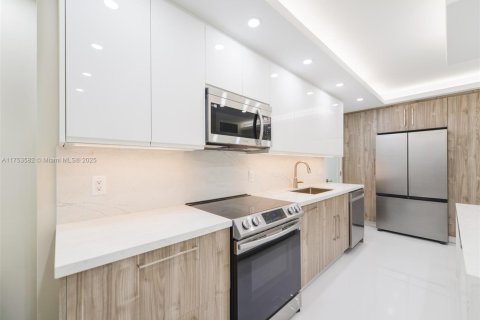 Condo in Hallandale Beach, Florida, 2 bedrooms № 1960436 - photo 11