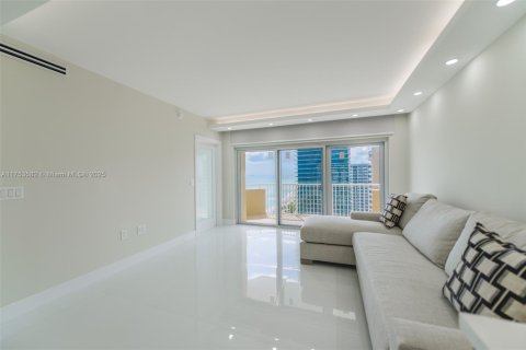 Condo in Hallandale Beach, Florida, 2 bedrooms № 1960436 - photo 4