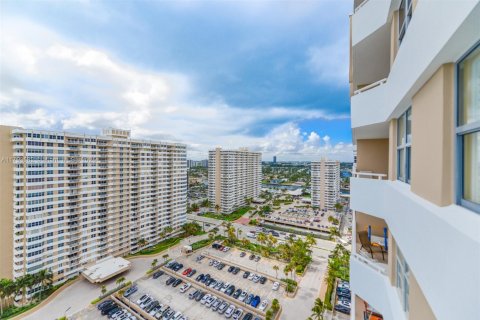 Condo in Hallandale Beach, Florida, 2 bedrooms № 1960436 - photo 29
