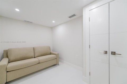 Condo in Hallandale Beach, Florida, 2 bedrooms № 1960436 - photo 15