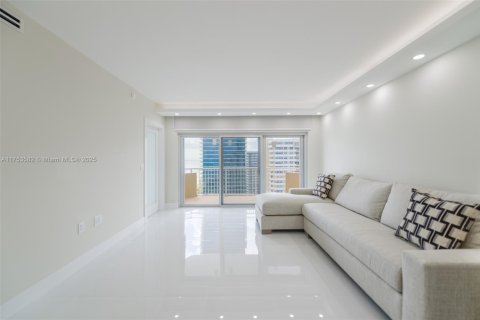 Condo in Hallandale Beach, Florida, 2 bedrooms № 1960436 - photo 6
