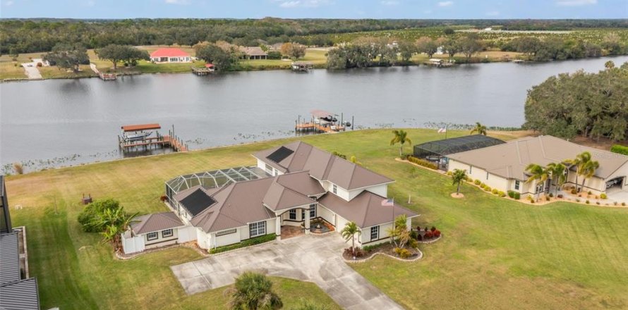 House in Fort Denaud, Florida 5 bedrooms, 336.03 sq.m. № 1823993