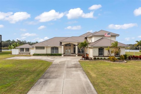 House in Fort Denaud, Florida 5 bedrooms, 336.03 sq.m. № 1823993 - photo 2