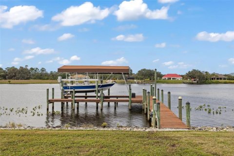 House in Fort Denaud, Florida 5 bedrooms, 336.03 sq.m. № 1823993 - photo 6