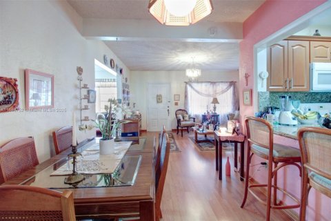 House in Miami, Florida 3 bedrooms, 156.82 sq.m. № 1849122 - photo 21