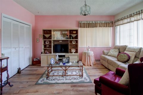 House in Miami, Florida 3 bedrooms, 156.82 sq.m. № 1849122 - photo 22
