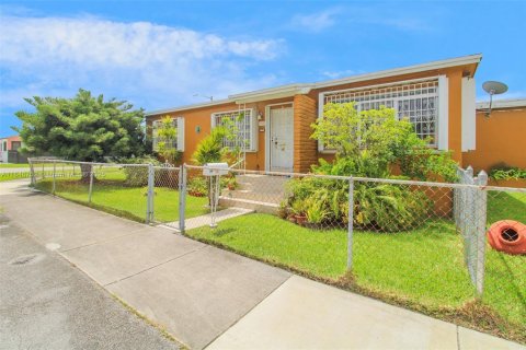 House in Miami, Florida 3 bedrooms, 156.82 sq.m. № 1849122 - photo 2