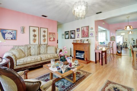 House in Miami, Florida 3 bedrooms, 156.82 sq.m. № 1849122 - photo 14