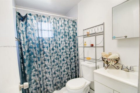 House in Miami, Florida 3 bedrooms, 156.82 sq.m. № 1849122 - photo 25