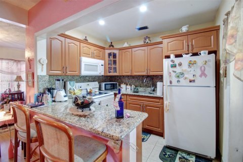 House in Miami, Florida 3 bedrooms, 156.82 sq.m. № 1849122 - photo 19