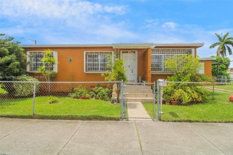 House in Miami, Florida 3 bedrooms, 156.82 sq.m. № 1849122 - photo 1