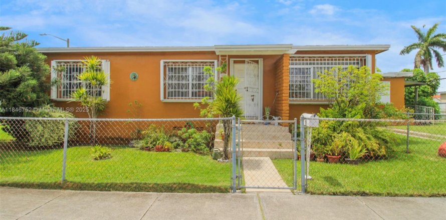House in Miami, Florida 3 bedrooms, 156.82 sq.m. № 1849122