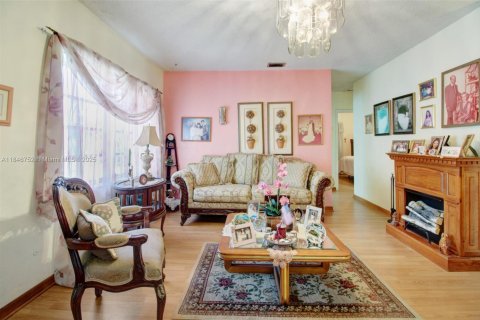 House in Miami, Florida 3 bedrooms, 156.82 sq.m. № 1849122 - photo 15