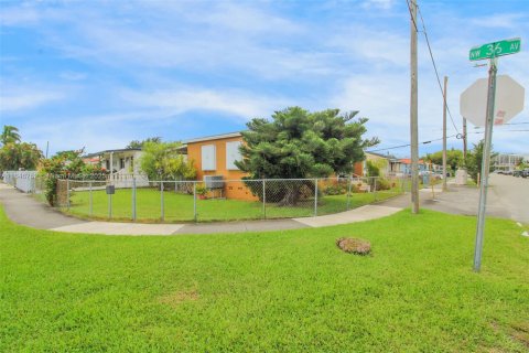 House in Miami, Florida 3 bedrooms, 156.82 sq.m. № 1849122 - photo 4