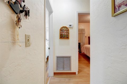 House in Miami, Florida 3 bedrooms, 156.82 sq.m. № 1849122 - photo 12