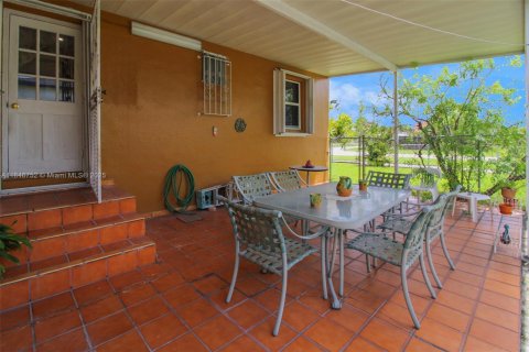 House in Miami, Florida 3 bedrooms, 156.82 sq.m. № 1849122 - photo 30