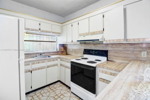 House in Miami, Florida 3 bedrooms, 156.82 sq.m. № 1849122 - photo 28