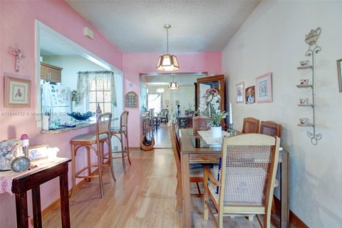 House in Miami, Florida 3 bedrooms, 156.82 sq.m. № 1849122 - photo 16