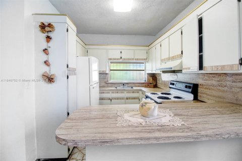 House in Miami, Florida 3 bedrooms, 156.82 sq.m. № 1849122 - photo 27