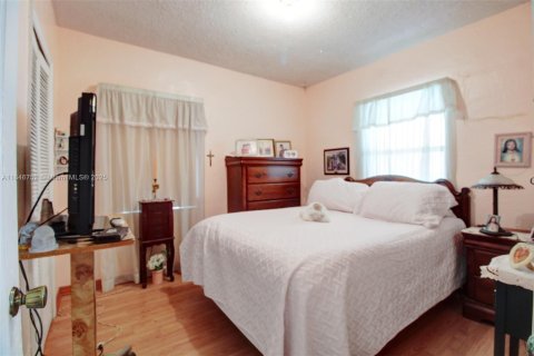 House in Miami, Florida 3 bedrooms, 156.82 sq.m. № 1849122 - photo 9