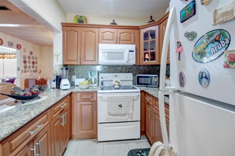 House in Miami, Florida 3 bedrooms, 156.82 sq.m. № 1849122 - photo 20
