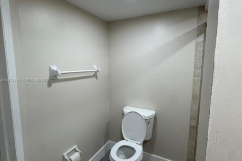 Снять в аренду кондоминиум в Тамарак, Флорида 2 спальни, 88.16м2, № 1990701 - фото 11