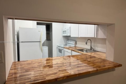 Снять в аренду кондоминиум в Тамарак, Флорида 2 спальни, 88.16м2, № 1990701 - фото 2