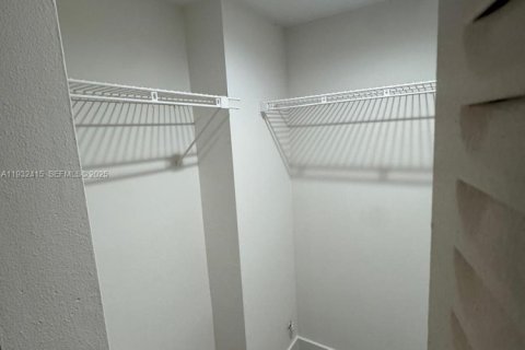 Снять в аренду кондоминиум в Тамарак, Флорида 2 спальни, 88.16м2, № 1990701 - фото 12