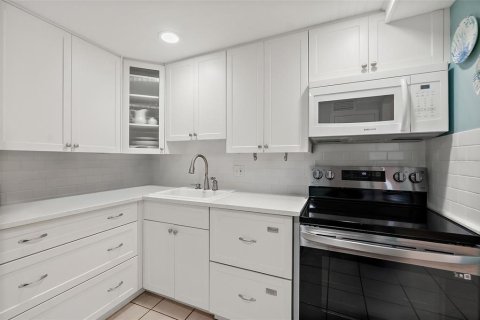 Condo in Daytona Beach, Florida, 2 bedrooms  № 1914642 - photo 12