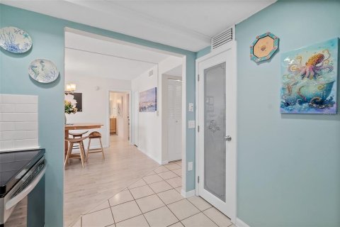 Condo in Daytona Beach, Florida, 2 bedrooms  № 1914642 - photo 13