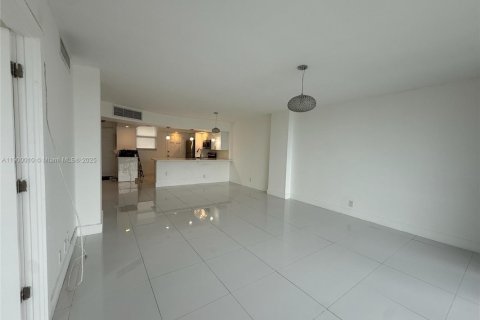 Condo in North Miami Beach, Florida, 2 bedrooms  № 1952528 - photo 17