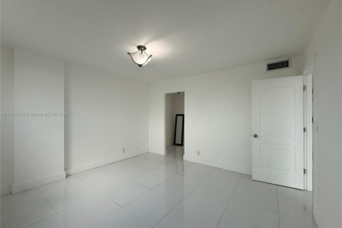 Condo in North Miami Beach, Florida, 2 bedrooms  № 1952528 - photo 26