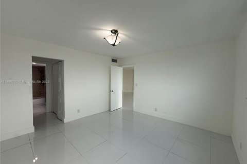 Condo in North Miami Beach, Florida, 2 bedrooms  № 1952528 - photo 30