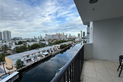 Condo in North Miami Beach, Florida, 2 bedrooms  № 1952528 - photo 20