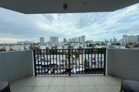 Condo in North Miami Beach, Florida, 2 bedrooms  № 1952528 - photo 25