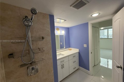 Condo in North Miami Beach, Florida, 2 bedrooms  № 1952528 - photo 29
