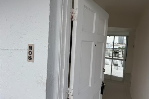 Condo in North Miami Beach, Florida, 2 bedrooms  № 1952528 - photo 1