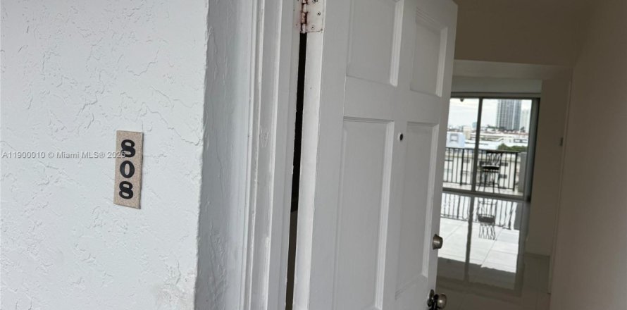 Condo in North Miami Beach, Florida, 2 bedrooms  № 1952528