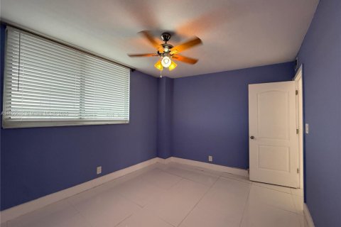 Condo in North Miami Beach, Florida, 2 bedrooms  № 1952528 - photo 11