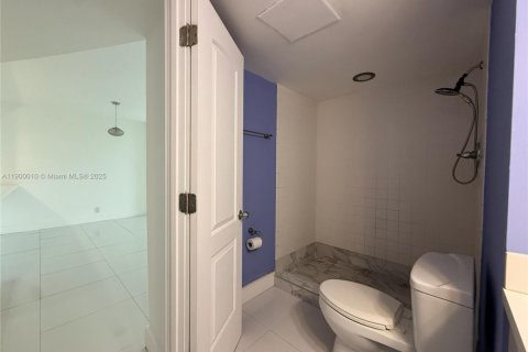 Condo in North Miami Beach, Florida, 2 bedrooms  № 1952528 - photo 13