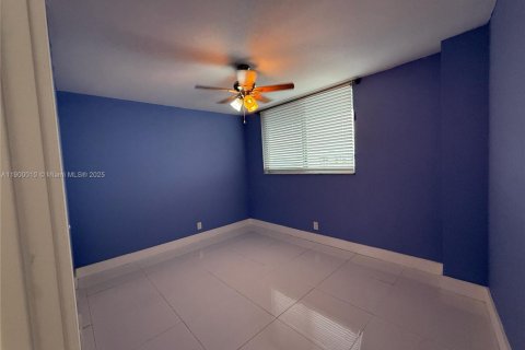 Condo in North Miami Beach, Florida, 2 bedrooms  № 1952528 - photo 10