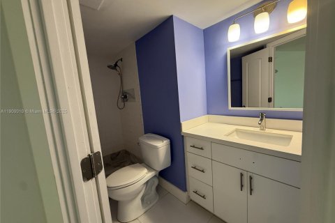 Condo in North Miami Beach, Florida, 2 bedrooms  № 1952528 - photo 12
