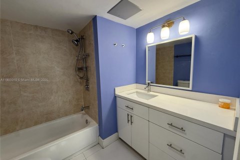 Condo in North Miami Beach, Florida, 2 bedrooms  № 1952528 - photo 27