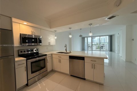 Condo in North Miami Beach, Florida, 2 bedrooms  № 1952528 - photo 5